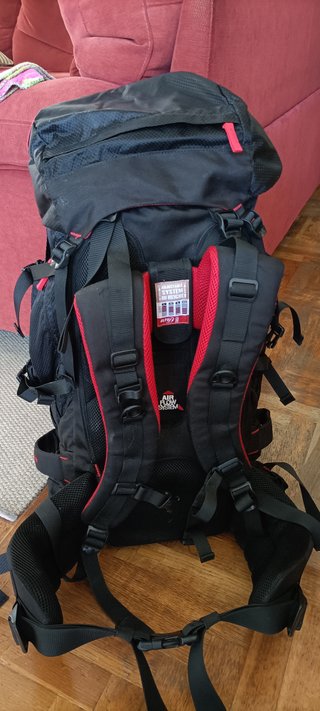Mochila de alta montaña negra y roja