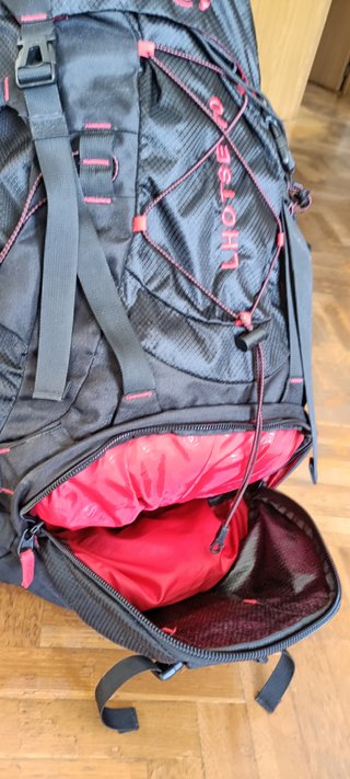 Mochila de alta montaña negra y roja