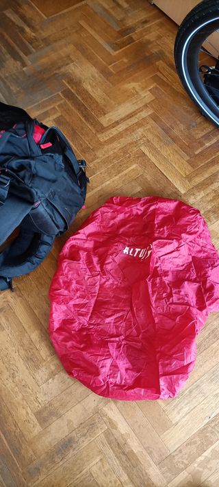 Mochila de alta montaña negra y roja