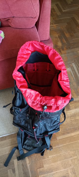 Mochila de alta montaña negra y roja