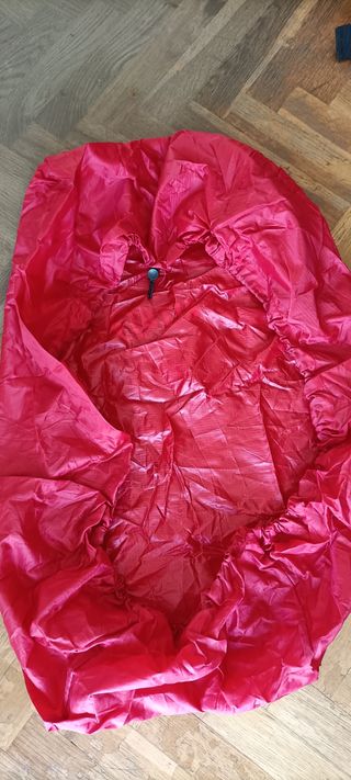Mochila de alta montaña negra y roja