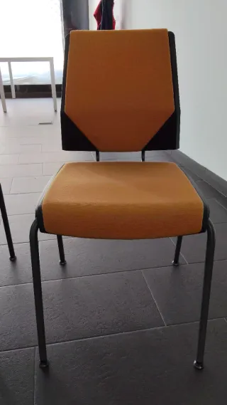 Silla de oficina naranja y negra,tengo 2