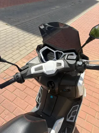 Moto Eléctrica 125cc Scooter Blanca Nueva