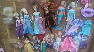 Lotto di bambole e vestiti