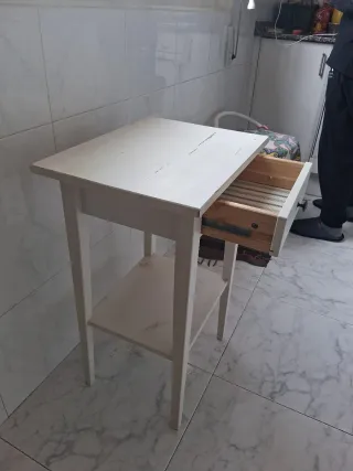 Mesita de noche blanca con cajón
