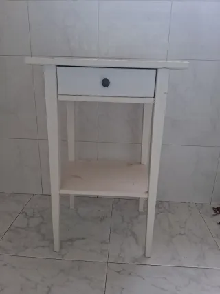 Mesita de noche blanca con cajón