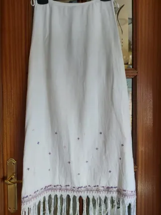 Falda larga blanca bordada