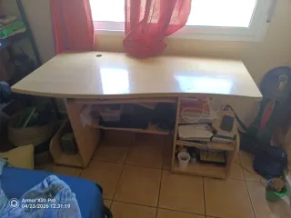 Escritorio de madera con varios compartimentos