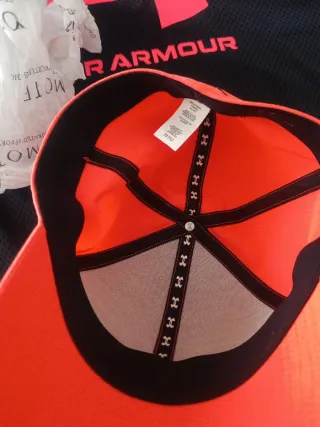 Camiseta y Gorra Under Armour,negro- fuccia fluor
