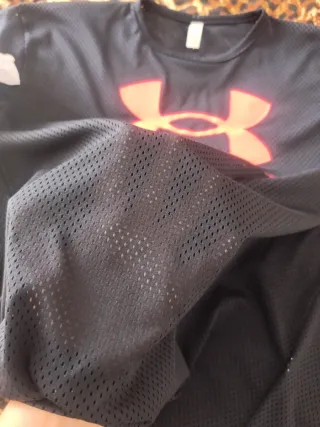 Camiseta y Gorra Under Armour,negro- fuccia fluor