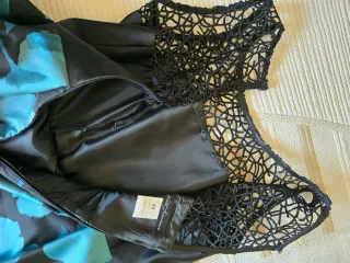 Vestido fiesta negro y azul con flor