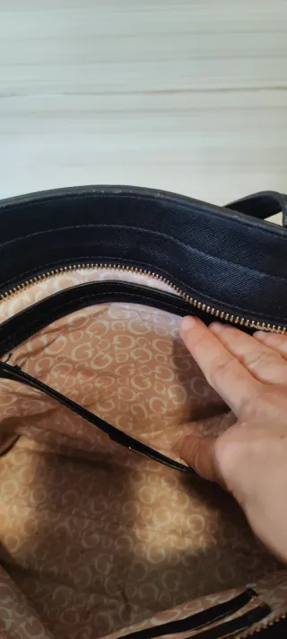 Bolso Guess Shopper Negro Logo Dorado