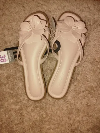 Sandalias Primark florales negras y blancas