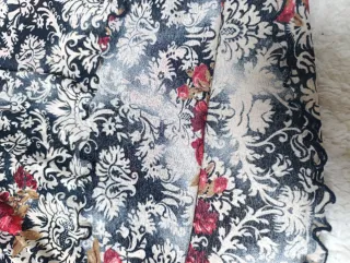 Camiseta floral escotada