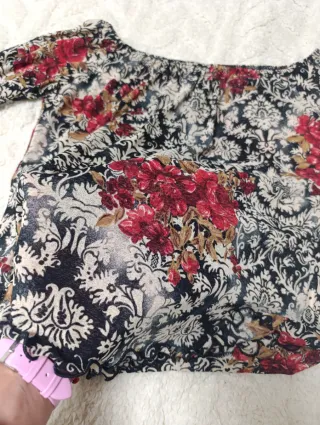 Camiseta floral escotada