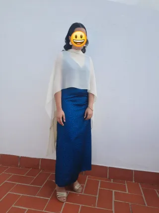 Vestido largo azul con lunares negros