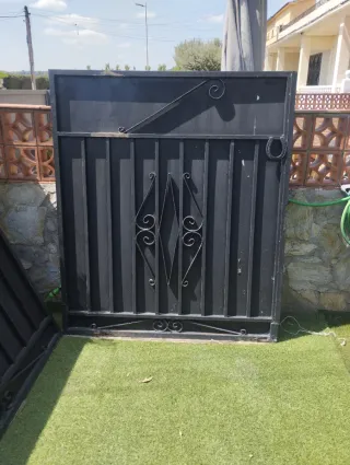 Puerta de hierro forjado