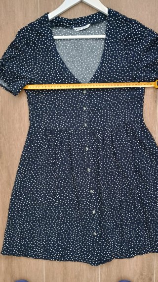 Vestido de verano azul con lunares