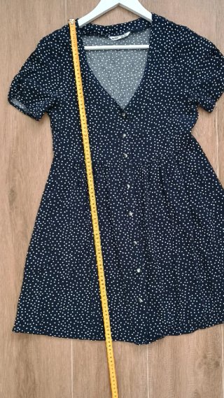 Vestido de verano azul con lunares