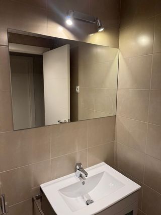 Mueble de baño con lavabo, grifo y espejo