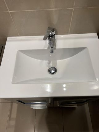 Mueble de baño con lavabo, grifo y espejo