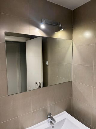 Mueble de baño con lavabo, grifo y espejo