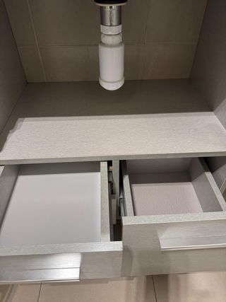 Mueble de baño con lavabo, grifo y espejo