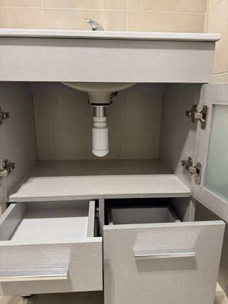 Mueble de baño con lavabo, grifo y espejo