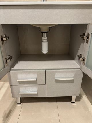 Mueble de baño con lavabo, grifo y espejo