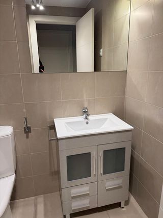 Mueble de baño con lavabo, grifo y espejo