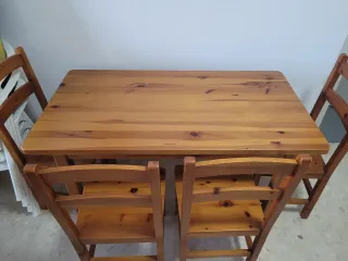 Mesa de madera con 4 sillas