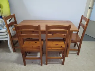 Mesa de madera con 4 sillas