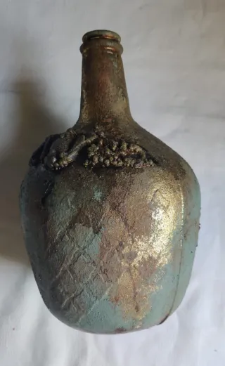 Jarrón de cristal con diseño antiguo.