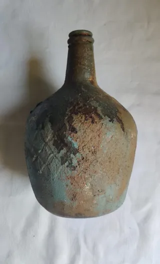 Jarrón de cristal con diseño antiguo.