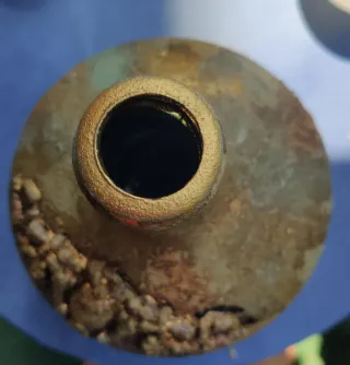 Jarrón de cristal con diseño antiguo.