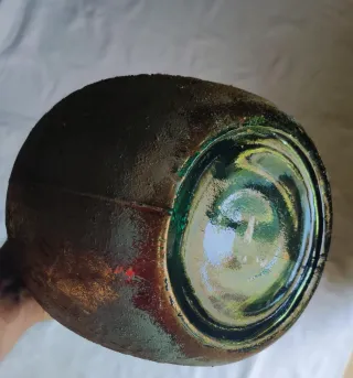 Jarrón de cristal con diseño antiguo.