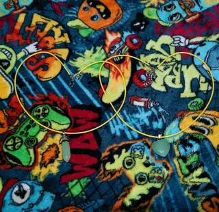 Dos Colgantes Verdes con Cordón Amarillo