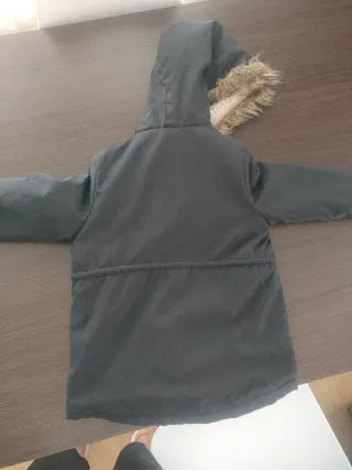 Chaqueta negra con capucha y pelo