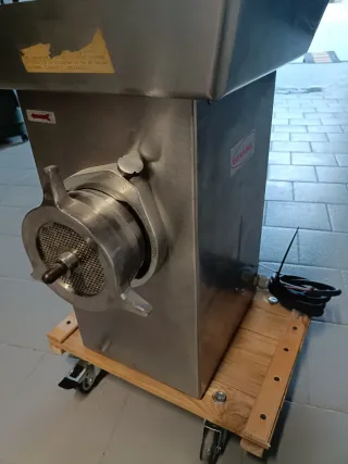 Picadora de carne trifásica con tres juegos de pla