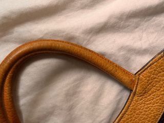 Bolso de piel marrón y naranja