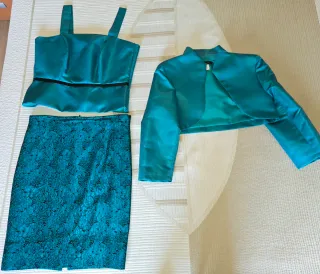 Traje chaqueta y falda ceremonia verde