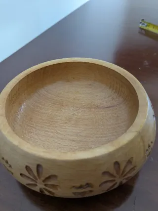 Scatola portaoggetti in legno intagliato