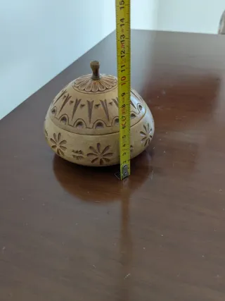 Scatola portaoggetti in legno intagliato