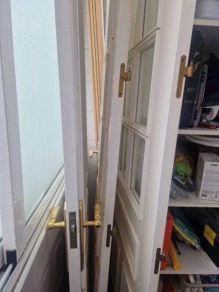 Puerta de madera con cristal
