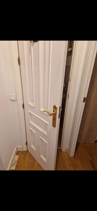 Puerta de madera con cristal