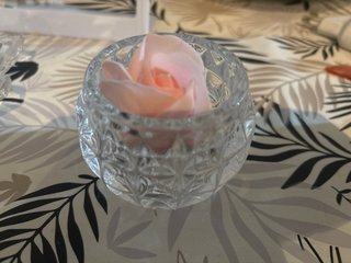 Rosas de cristal con rosa roja