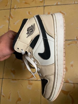 Jordan 1 Beige y Negro
