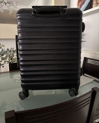 Maleta de viaje negra con ruedas