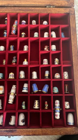 Colección de dedales de porcelana