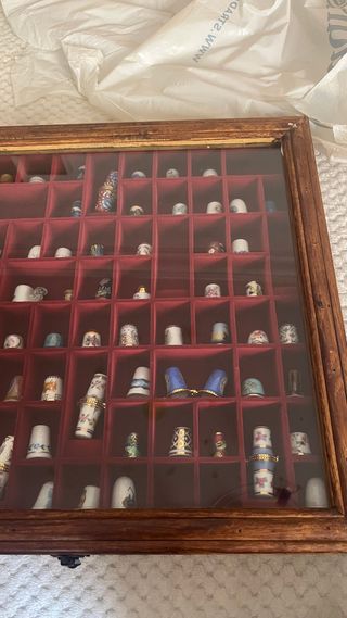Colección de dedales de porcelana